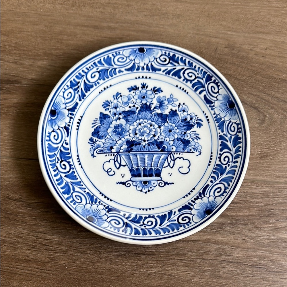 DELFT Blue and White Floral Bouquet Decorative Plate